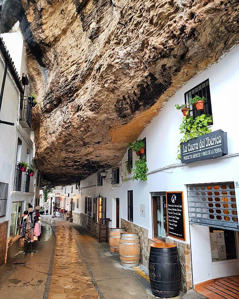 Resim 7. Cuevas de la Sombra Caddesi. (URL-4).Image 7. Cuevas de la Sombra Street of Setenil de las Bodegas (URL-4).