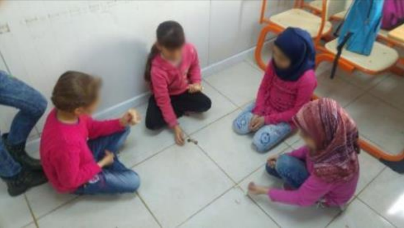 Resim 3. Sınıfın soğuk zemini çocuklar için bir oyun alanı (6)Image 3. The cold floor of the classroom is a playground for children.