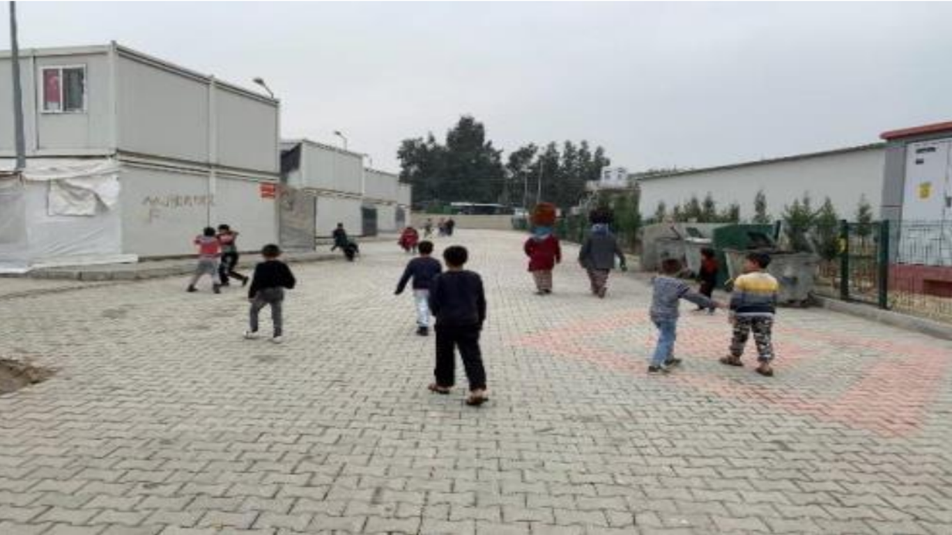 Resim 4. Kampın sokakları çocuklar için bir oyun alanı (6).Image 4. The streets of the camp are a playground for children.