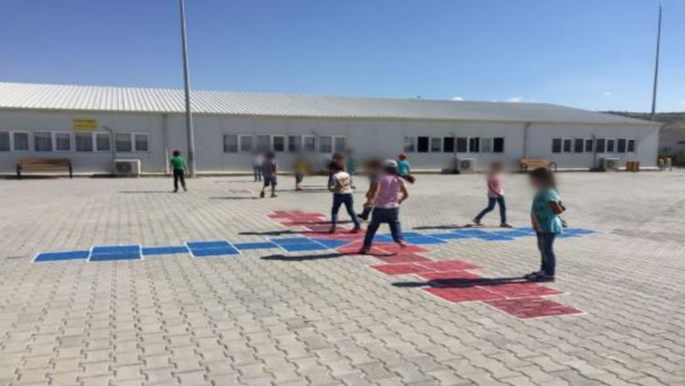 Resim 5. Gri parke taşı renklendiren sek sek oyunu (6).Image 5. Colorful hopscotch game on gray paving stone.