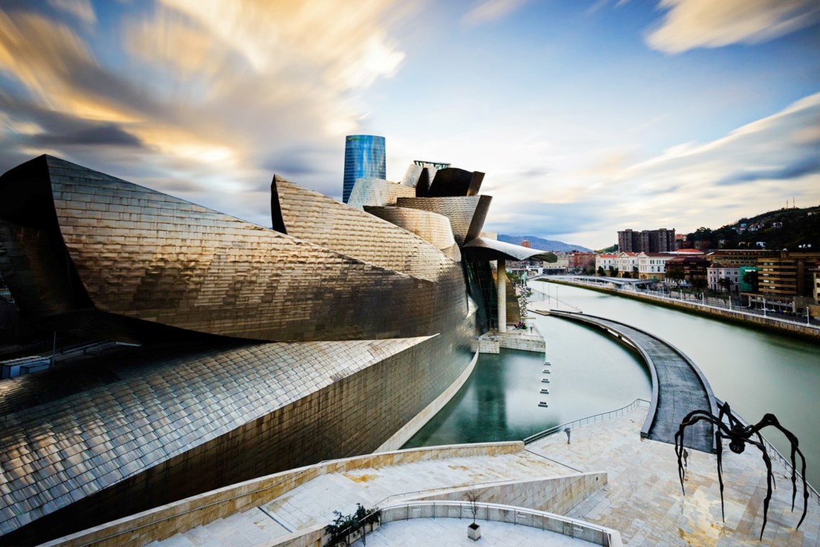 Resim 1. Gehry ve Guggenheim Müzesi için çizdiği ilk eskizin karşılaştırması (URL-2).Image 1. The comparison of Gehry's initial sketches for the Guggenheim Museum with the current state of the structure (URL-2).