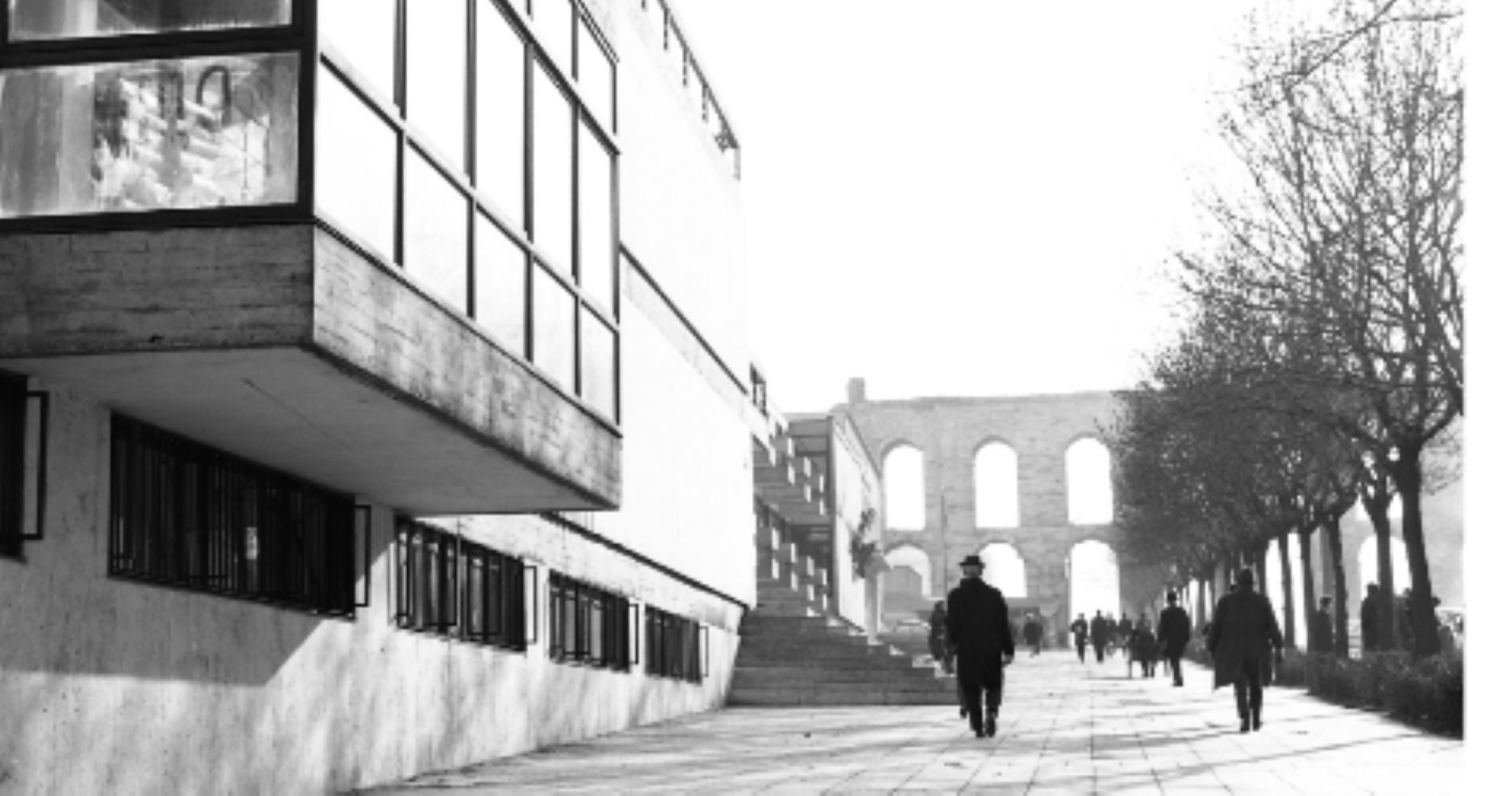 Resim 4. Yapı grubunun ilk yıllarından görünümler (Salt arşivi, URL 6).Image 4. View from the early years of the building group (Salt archive, URL 6).