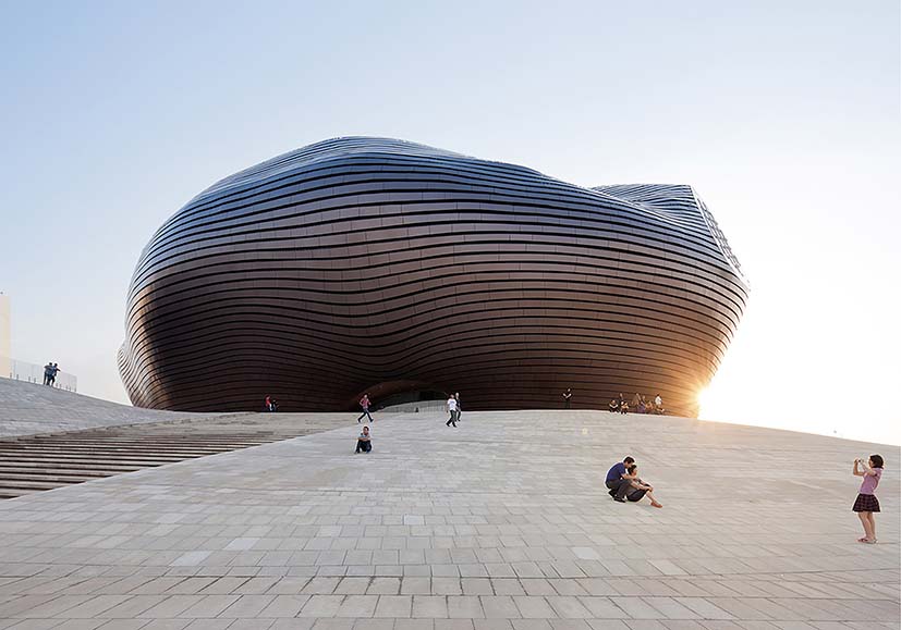 Resim 1. Dalgalanan bir kum tepesinin üzerinde süzülüyor gibi görünen Ordos Museum (1).Image 1. The Ordos Museum, which seems to float on an undulating sand dune (1).