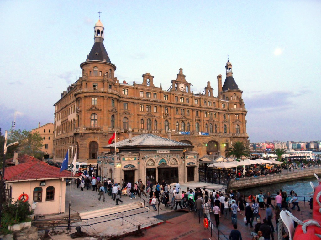 Resim 2. Haydarpaşa Garı ve iskele binası.