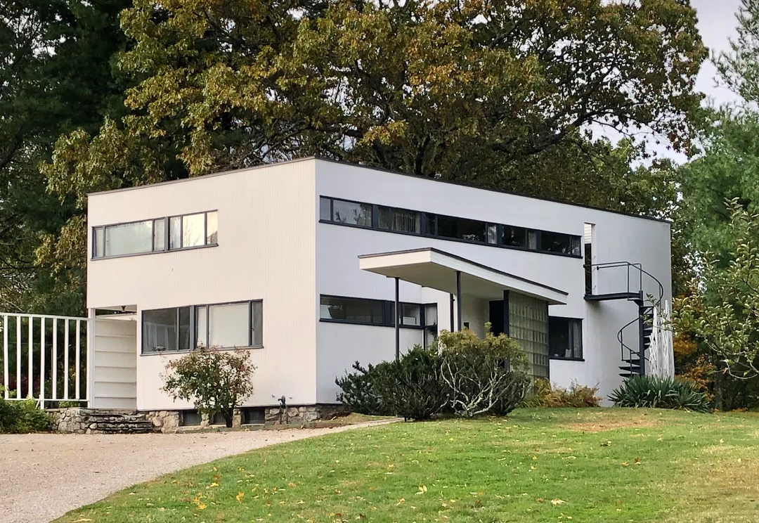 Şekil 2. Aynı yıllarda yapılmış iki yapı. Gropius Evi, W. Gropius, Massachusetts, 1938 (minimum yüzey; minimum enerji kaybı) (URL-1, 2).