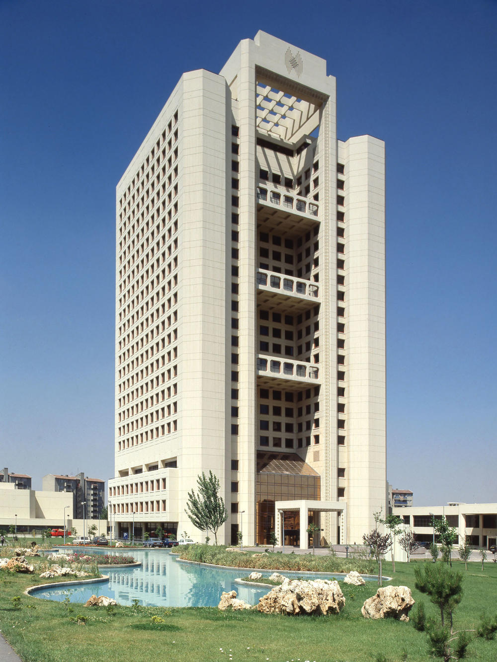 “Bu iki yapımızın postmodern mimarlık örneği sayılmasına önce karşı çıktım. Sonra, hele postmodernin simgesi sayıldığını görünce, yapılar ortada, isteyen istediği sınıfta sayabilir anlayışına geldim.”Resim 6. Tekeli-Sisa Mimarlık tarafından tasarlanan Halkbank Genel Müdürlük Kompleksi, Ankara, 1983-1991. Fotoğraf: Reha Günay. Salt Araştırma, Doğan Tekeli-Sami Sisa Arşivi, (URL-6).