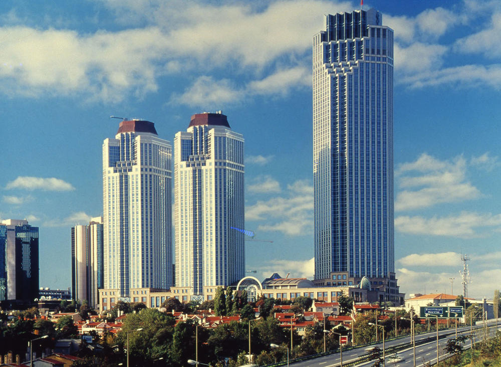 “Bu iki yapımızın postmodern mimarlık örneği sayılmasına önce karşı çıktım. Sonra, hele postmodernin simgesi sayıldığını görünce, yapılar ortada, isteyen istediği sınıfta sayabilir anlayışına geldim.”Resim 7. Tekeli-Sisa Mimarlık tarafından tasarlanan İş Bankası Genel Müdürlük Kompleksi, İstanbul, 1983-1991. Fotoğraf: Cemal Emden. Salt Araştırma, Doğan Tekeli-Sami Sisa Arşivi, (URL-7).