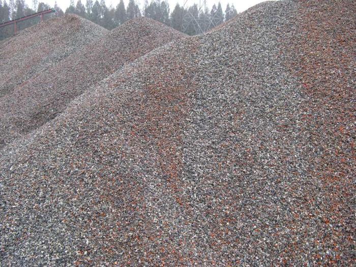 Tuğlanın yeniden doğuşu. 2008 depreminden arta kalan ve mıcır gibi kırılmış yapı enkazı.