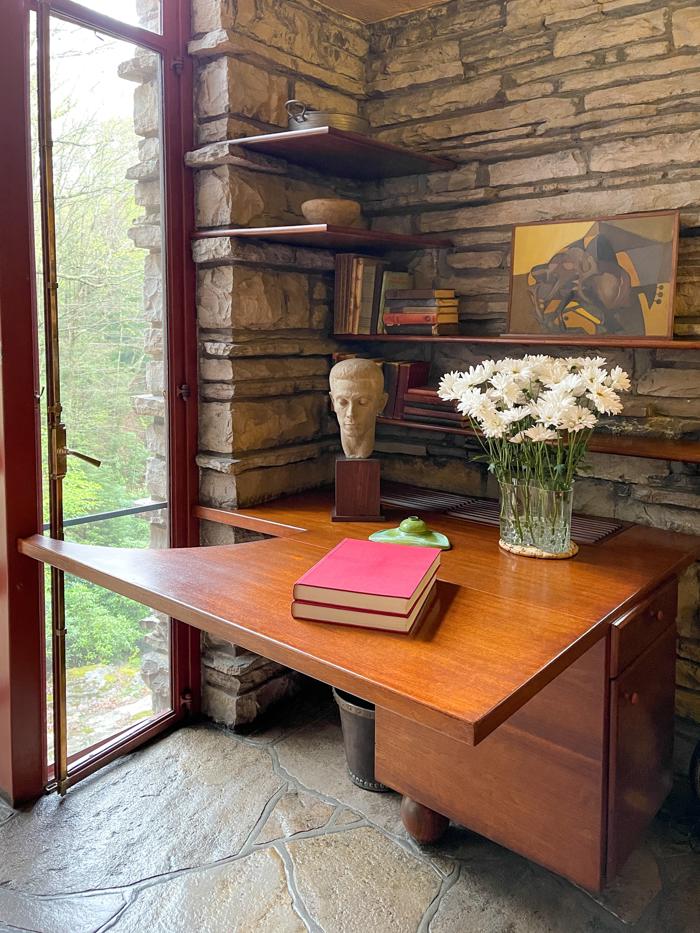 Resim 3. Frank Lloyd Wright, Şelale Evi, masa.