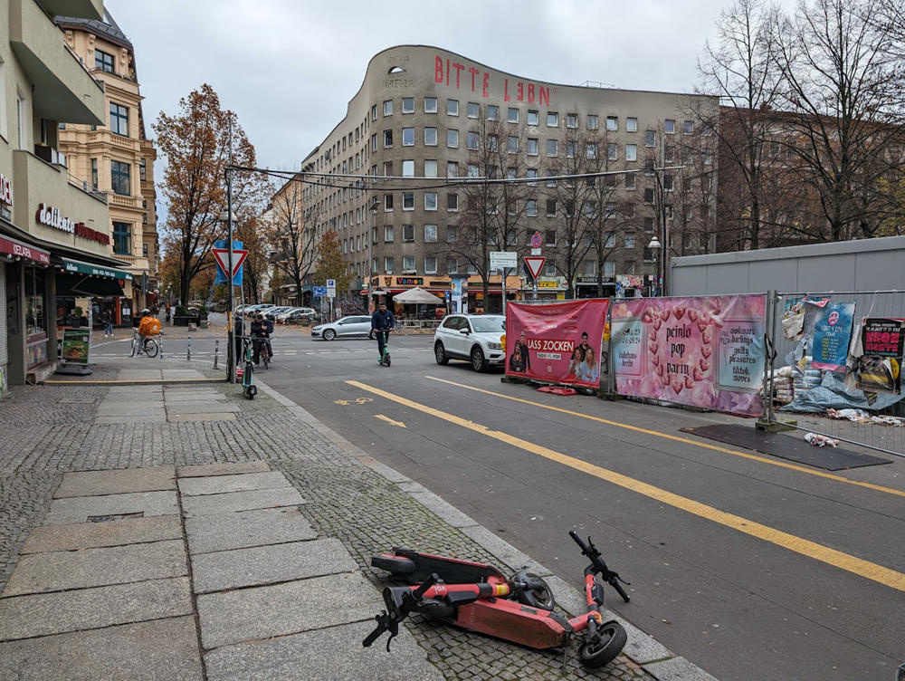 Resim 2. Sosyal tepkiler en önce çevrenin nasıl kullanıldığına bakılarak anlaşılır. Kullanıcı tepkiliydi: Bitte Lebn (Lütfen Yaşayın).