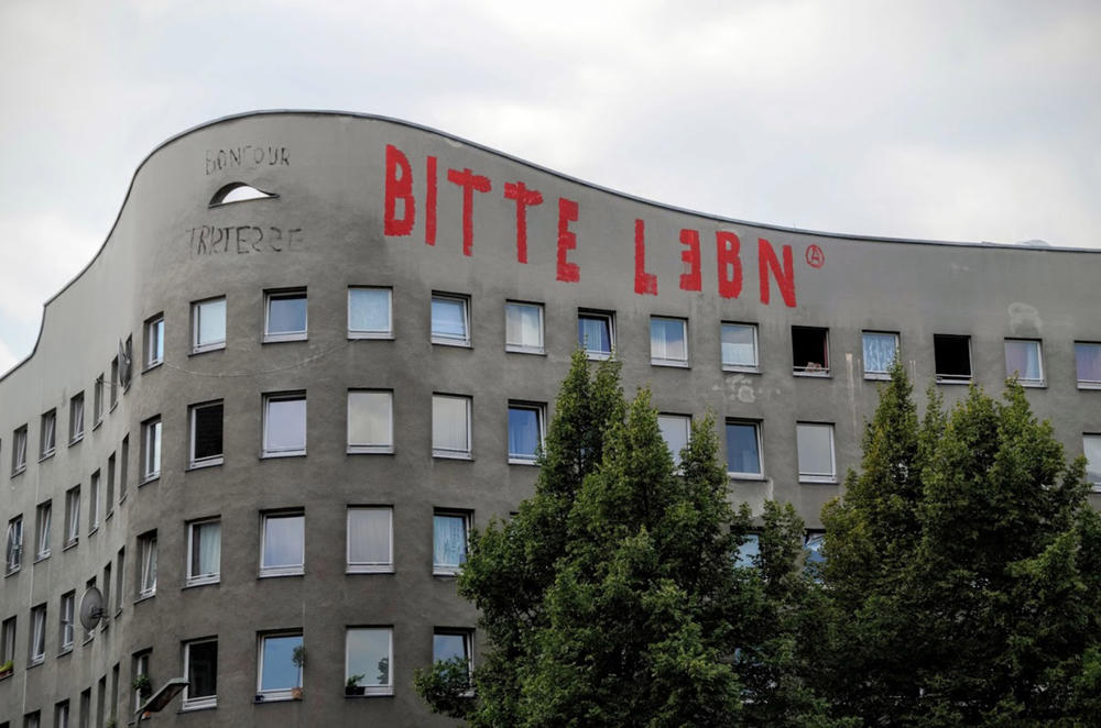 Resim 3. Bonjour Tristesse (Merhaba Hüzün), adını kullanıcı öyle makul karşılamıştı ki cephesine kazımıştı!