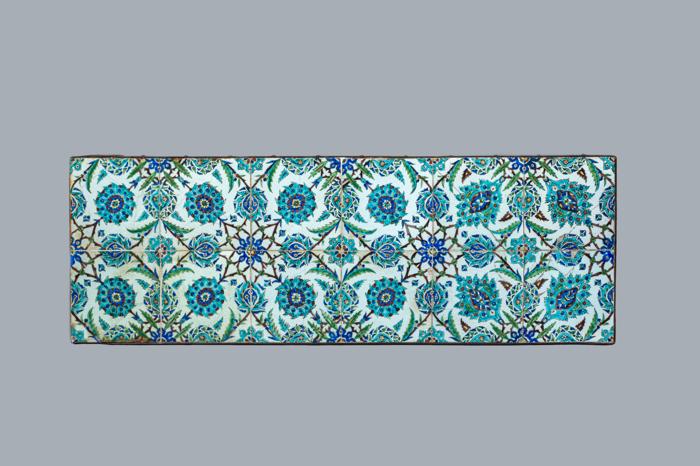 Çini Pano, 1906 civarı. Atölye: Hafız Mehmed Emin Efendi (?), Seramik ve Demir (Çerçeveli), 123 × 41 cm. Suna ve İnan Kıraç Vakfı Kütahya Çini ve Seramikleri Koleksiyonu