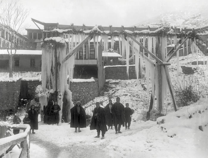 Şiddetli bir kış günü bir değirmen önünde Erzurumlular, 1915–1919.