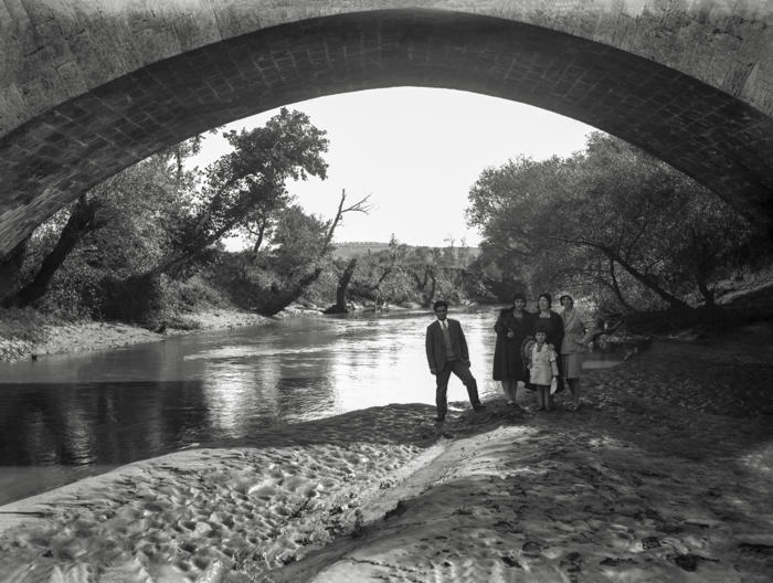 Nilüfer Köprüsü altında Arif Hikmet’in eşi Mübeccel Hanım, kızları Özcan ve akrabaları, Bursa, 1930’ların ilk yarısı.