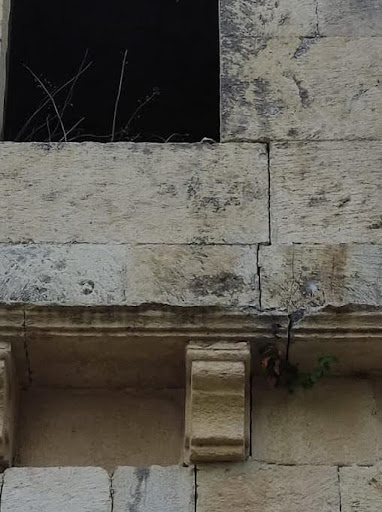 Resim 10. Üst sıradaki pencere altında örgü duvarda deprem sonrası görülen ince ayrılmalar, (kilise dış cephesi), (G. Mıstıkoğlu arşivi).Image 10. Thin separations seen after the earthquake in the mesh wall under the window in the upper row (church exterior), (G. Mıstıkoğlu archive).