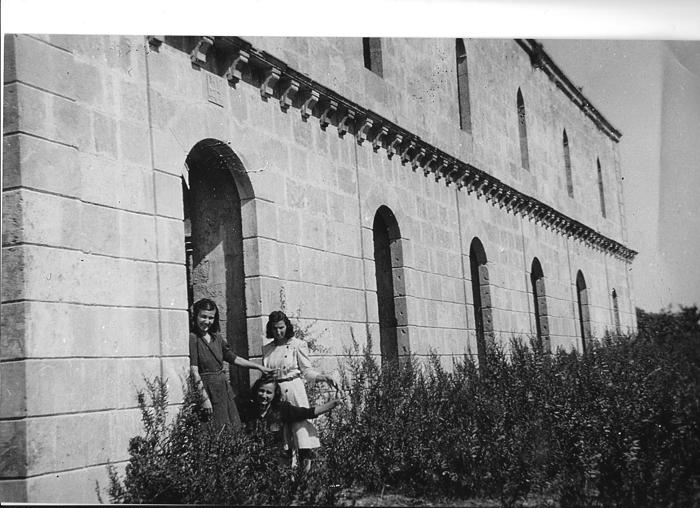 Resim 1. 1947 yılında kilise (O. Mıstıkoğlu arşivi).Image 1. Church in 1947 (O. Mıstıkoğlu archive).