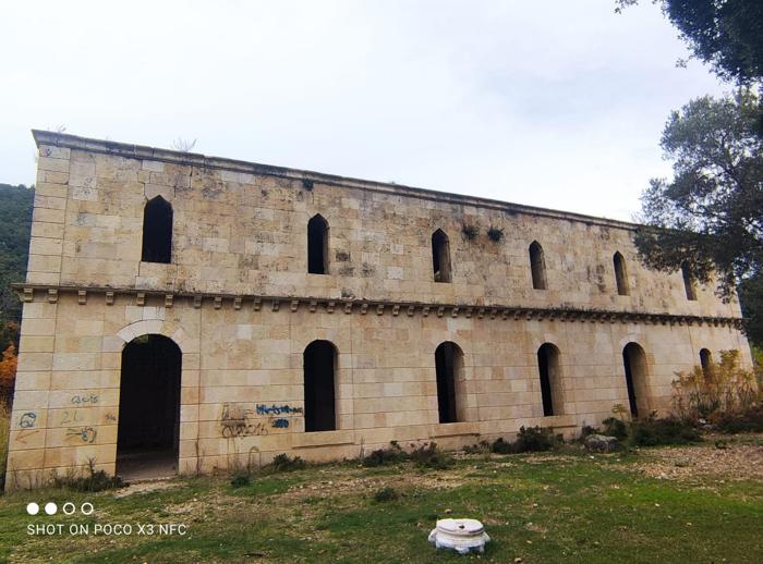 Resim 3. Giriş kapılarından birinin bulunduğu uzun cephe (G. Mıstıkoğlu arşivi).Image 3. Long façade with one of the entrance doors (G. Mıstıkoğlu archive).