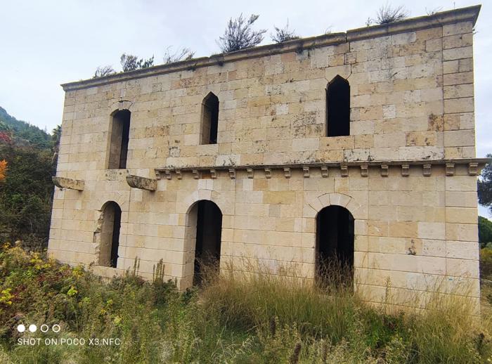 Resim 2. Giriş kapılarından birinin bulunduğu dar cephe (G. Mıstıkoğlu arşivi).Image 2. Narrow façade with one of the entrance doors (G. Mıstıkoğlu archive).