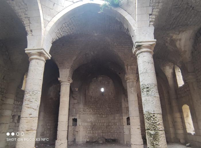 Resim 5. En geride koro arkasında yer alan üç apsit (G. Mıstıkoğlu arşivi).Image 5. Three apses located in the far back behind the choir (G. Mıstıkoğlu archive).