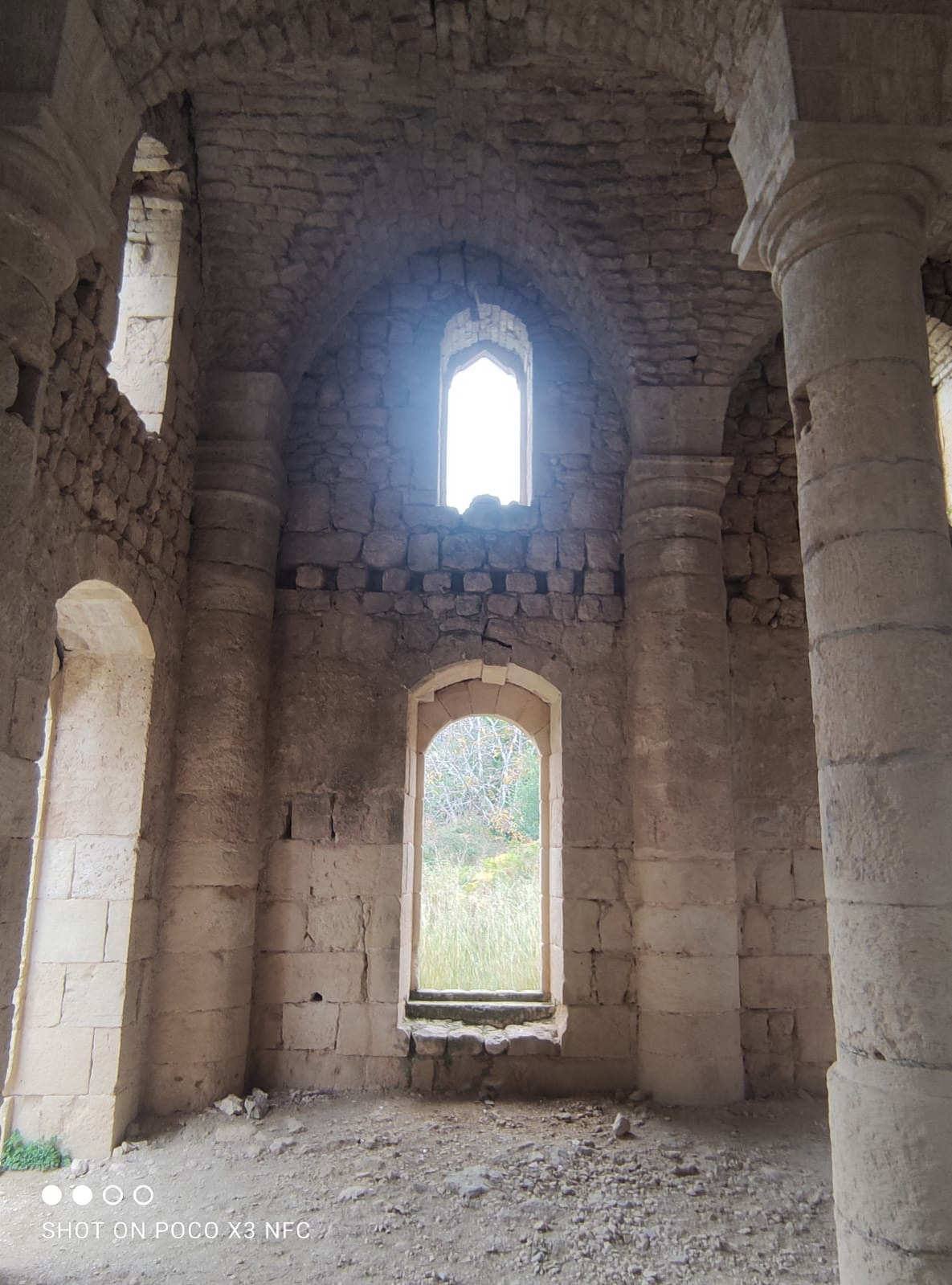 Resim 9. Ara kat döşeme hizasındaki ankraj boşlukları (G. Mıstıkoğlu arşivi).Image 9. Anchor spaces at mezzanine floor level (G.Mıstıkoğlu archive).