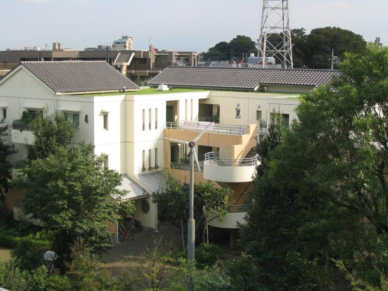 Resim 1. Fukasawa Simbiyotik konut kompleksinden görseller (Ö. Ercoşkun arşivi, 2005).Image 1. Visuals of the Fukasawa Symbiotic Housing Complex (Ö. Ercoşkun Archive, 2005).