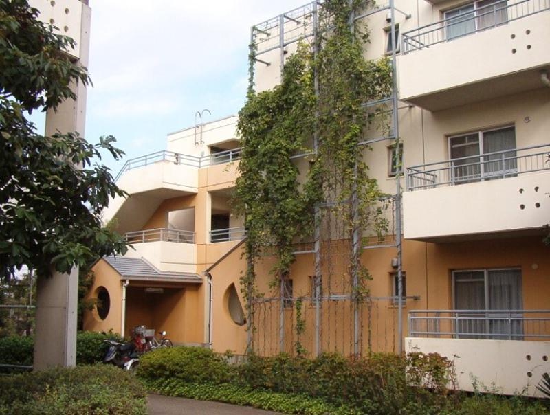 Resim 2. Fukasawa Simbiyotik konut kompleksinden görseller (Ö. Ercoşkun arşivi, 2005).Image 2. Visuals of the Fukasawa Symbiotic Housing Complex (Ö. Ercoşkun Archive, 2005).