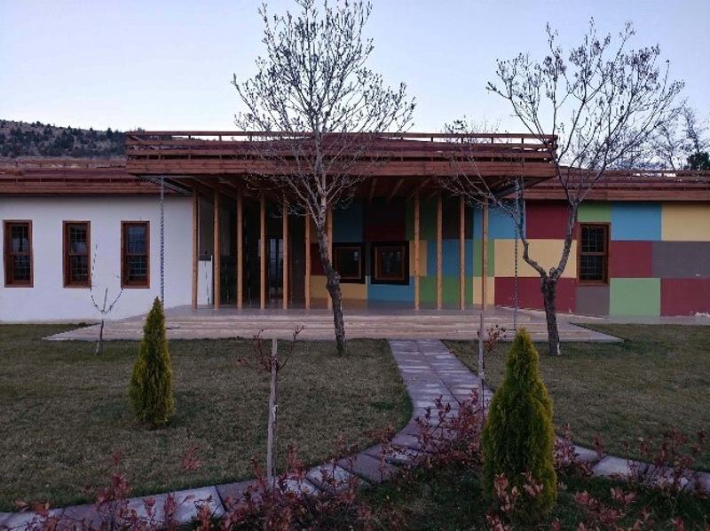 Resim 3. Nknc Mimarlık tarafından Malatya Büyükşehir Belediyesi için tasarlanmış olan kerpiçten üretilen yönetim binası (Ekinci, 2020).Image 3. Adobe administration building designed by Nknc Architecture for Malatya Metropolitan Municipality (Ekinci, 2020).