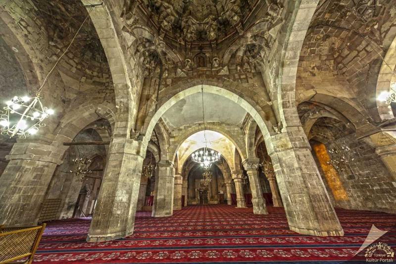 Resim 2. Cami iç mekanı ve asma zincir tavanı.