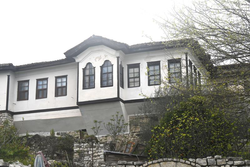 Resim 5. Berat kaleiçinde bir konak.