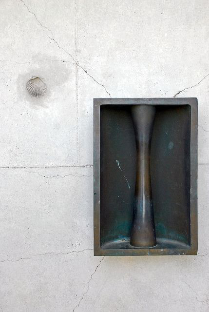 Resim 4.2. Ronchamp Şapeli sanatsal kapısı ve kapı kulpu, 1950 (URL-11).