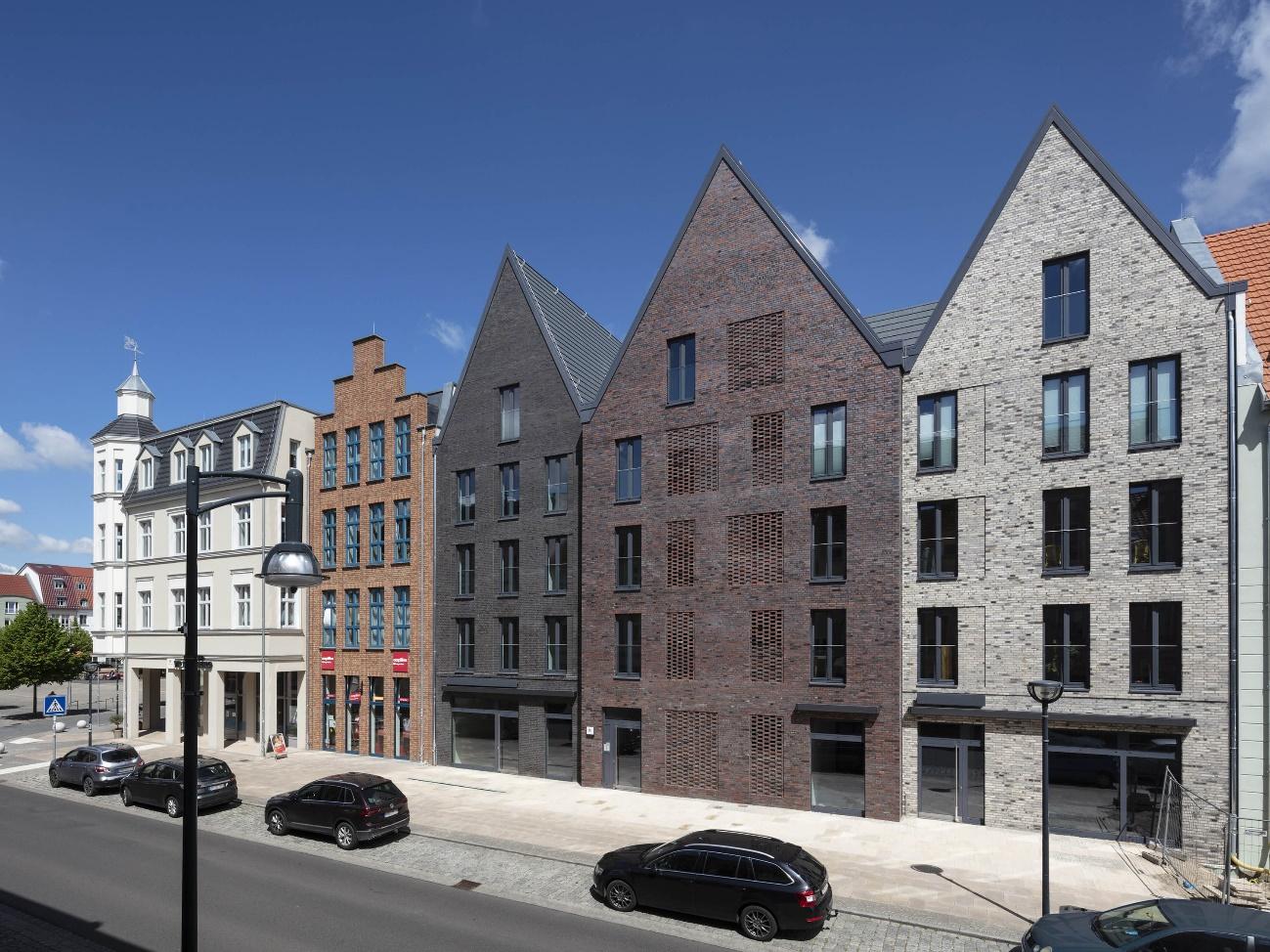 Üç Çatma Çatı Apartman, Anklam, 2022.