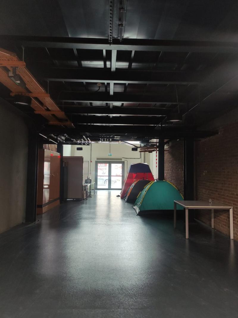 Resim 9. Koridorlarda konaklayan depremzedeler. (Fotoğraf yazar tarafından çekilmiştir.)Image 9. Earthquake survivors staying in corridors. (The photo is taken by the writer.)