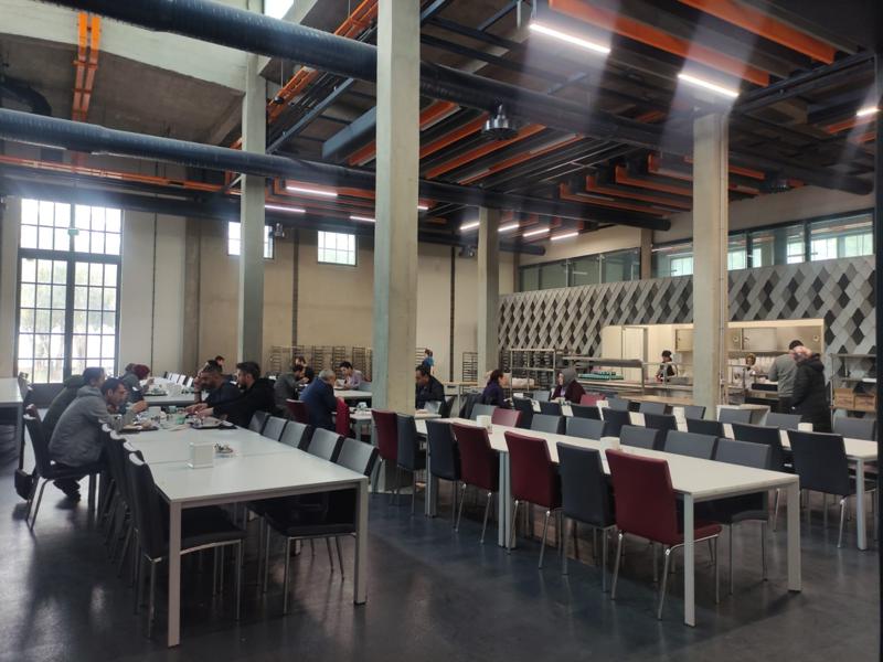 Resim 11. Depremzedelere yemek hizmeti veren fabrika yemekhanesi. (Fotoğraf yazar tarafından çekilmiştir.)Image 11. Factory cafeteria providing food service to earthquake survivors. (The photo is taken by the writer.)