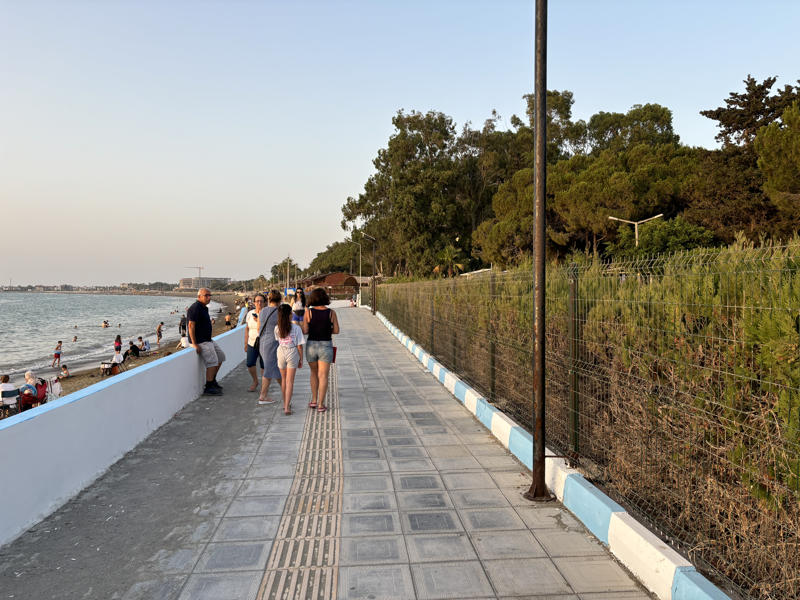 Resim 6. Yürüme yolunun Maliye Kampı’nın yanındaki valinin lojmanı önünden geçen kısmında tel çit bitkisel örtü sağda. Yolun devamında TCDD kampı ve ilerideki Gözcüler Plajı’na uzanan kısım görülebiliyor.