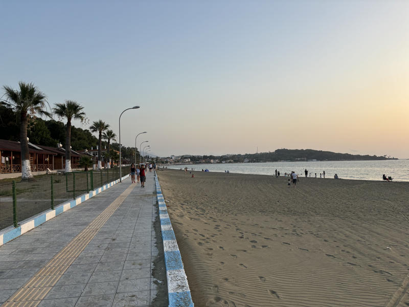 Resim 7. Yürüme yolunun TCDD Kampı’nın barakalarının önünden geçen kısmı ve koyun iç kısmına doğru bakış.