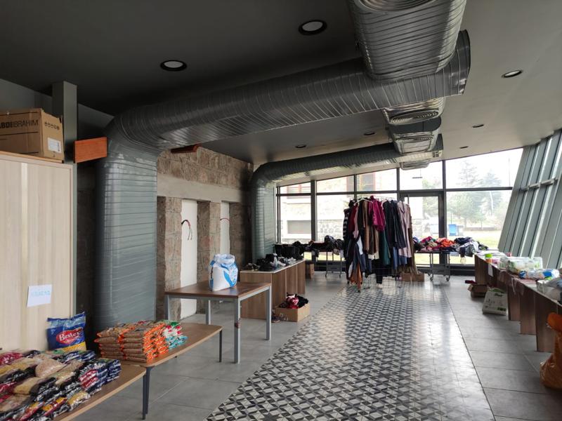 Resim 8. Depremzedelerin konakladığı yurt binaları. (Fotoğraf yazar tarafından çekilmiştir.)Image 8. Dormitory buildings housing earthquake survivors. (The photo is taken by the writer.)