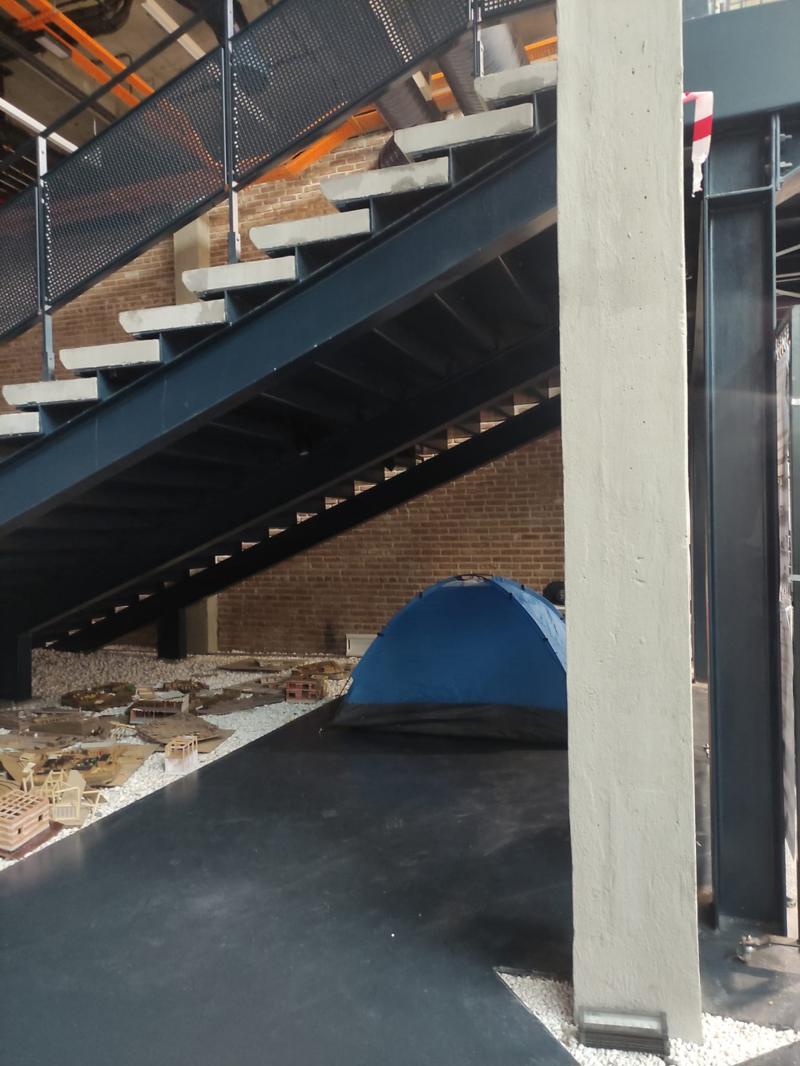 Resim 10. Koridorlarda konaklayan depremzedeler. (Fotoğraf yazar tarafından çekilmiştir.)Image 10. Earthquake survivors staying in corridors. (The photo is taken by the writer.)