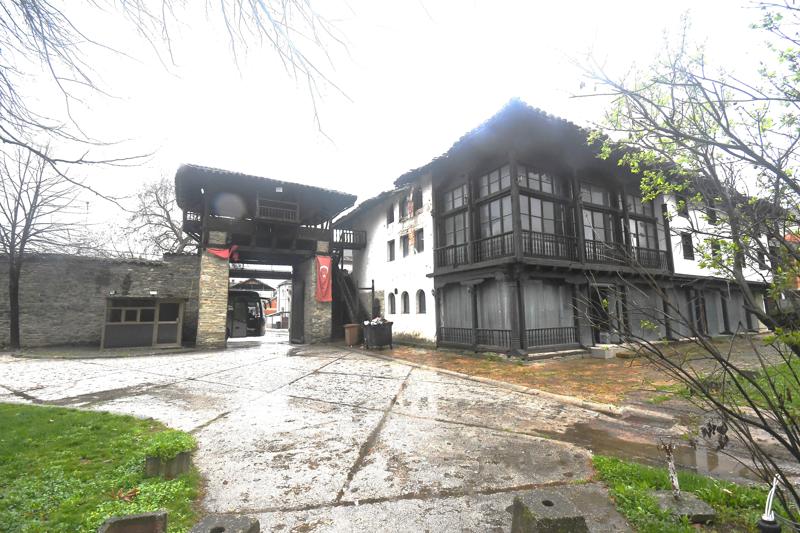 Resim 1. Tekkenin ana giriş kapısı ve Tito döneminde motele dönüşen semahane ve derviş yatakhaneleri.