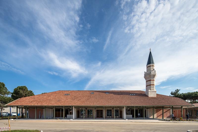 Resim 9. Samsun Üniversitesi Fahrettin Ulusoy Camii geniş cepheden görünüş (Fotoğraf: ©Furkan Al).