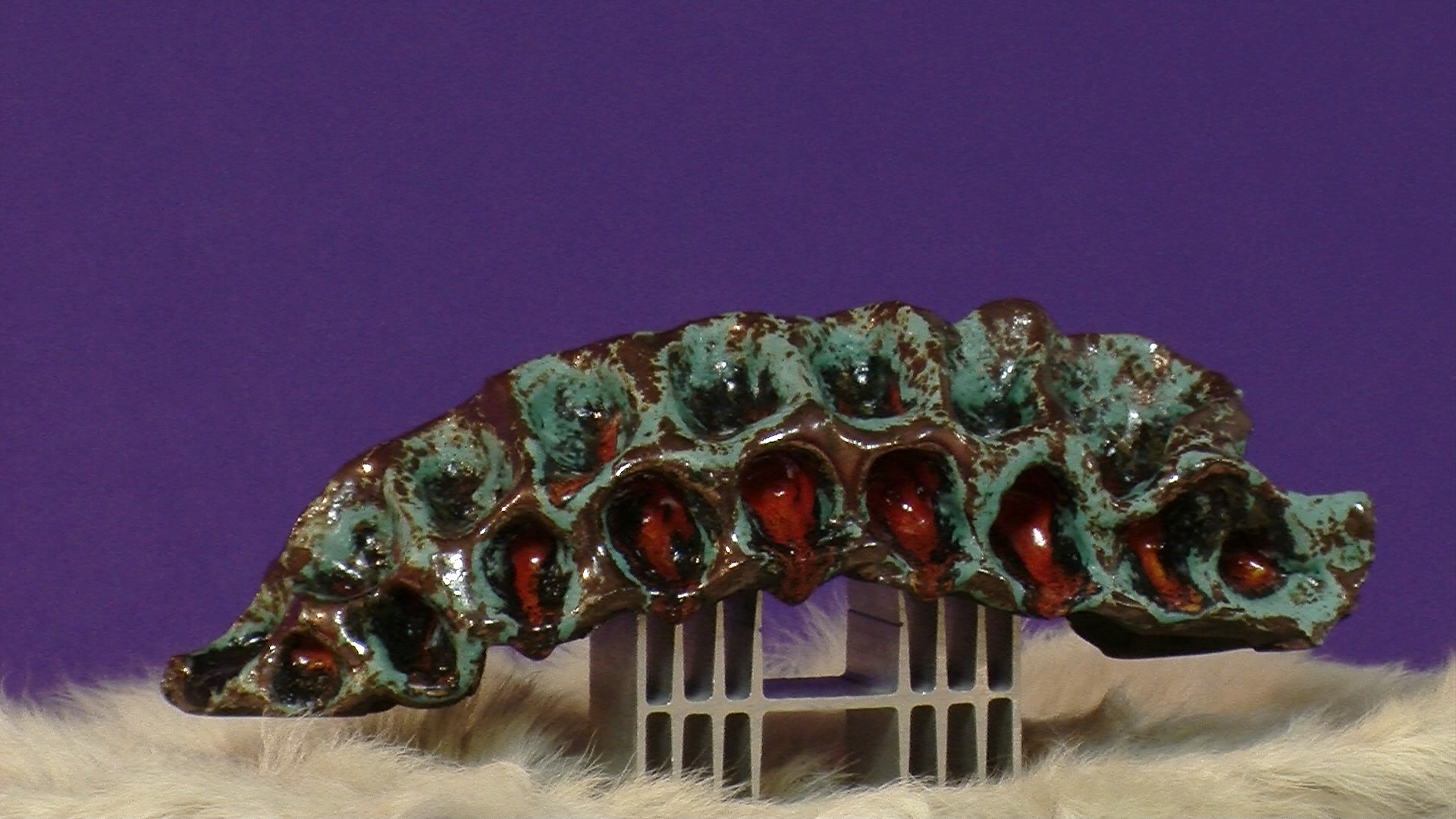 Emre Hüner, Neochronophobiq (2015) filminden bir kare.Sylvia Kouvali Piraeus/London ve sanatçının izniyle.