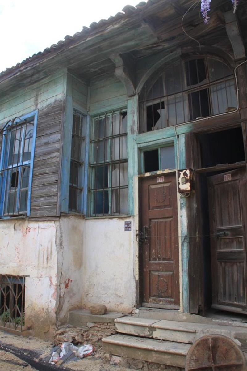 Resim 8. No: 25 ve No 27’yi barındıran ahşap binanın giriş kapıları, 7 Nisan 2024.