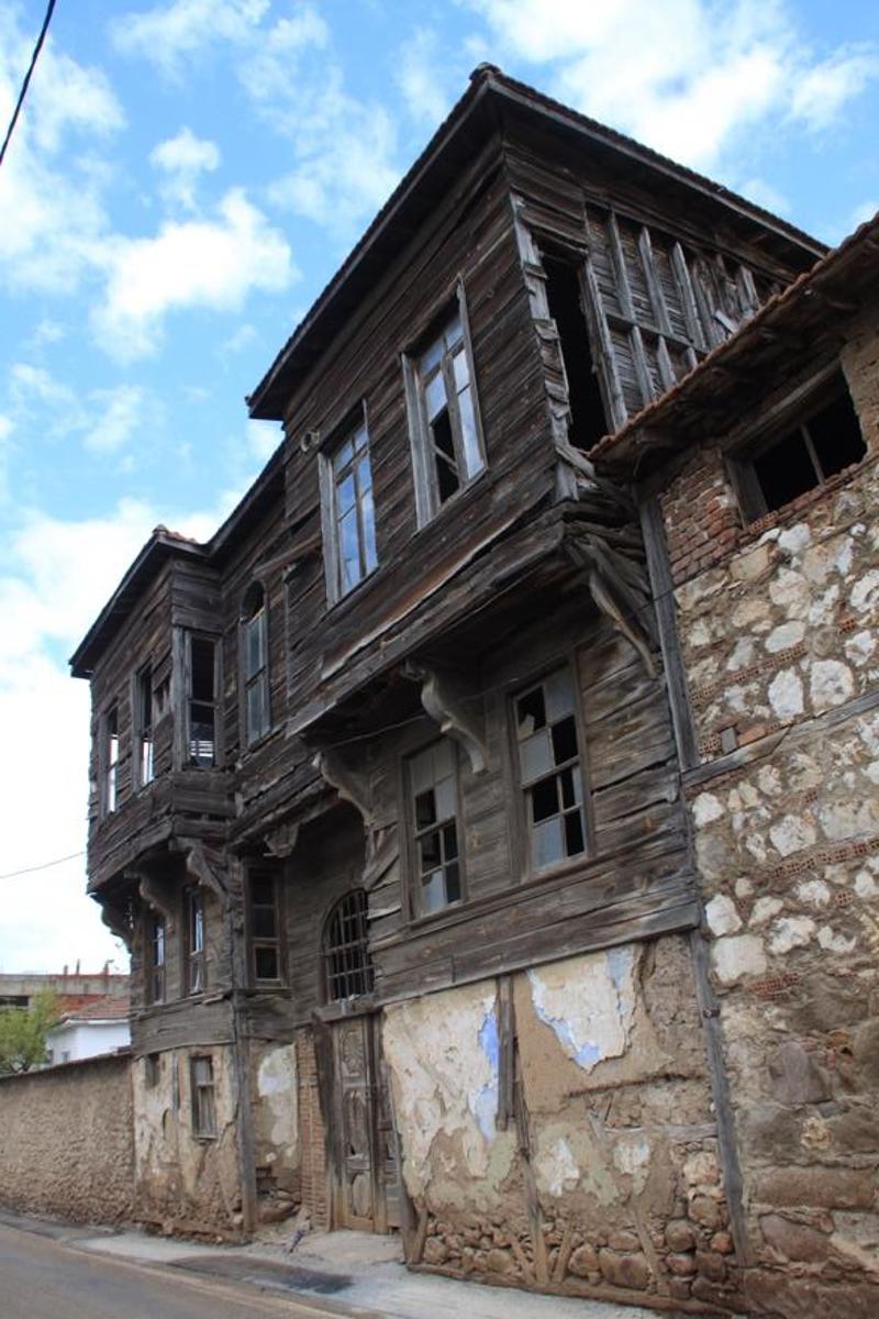 Resim 2. Kubbealtı Caddesi yönünden yüksekliği sayesinde kolaylıkla algılanan üç katlı ahşap yapı, köşe pencerelerle sağlanan sürekli açıklıklara sahip. Bu açıklıklarda hem çıkma altındaki diyagonal ahşap taşıyıcılar ile hem de çıkmayı oluşturan konsol ahşap döşeme kirişleri etkilidir, 7 Nisan 2024.