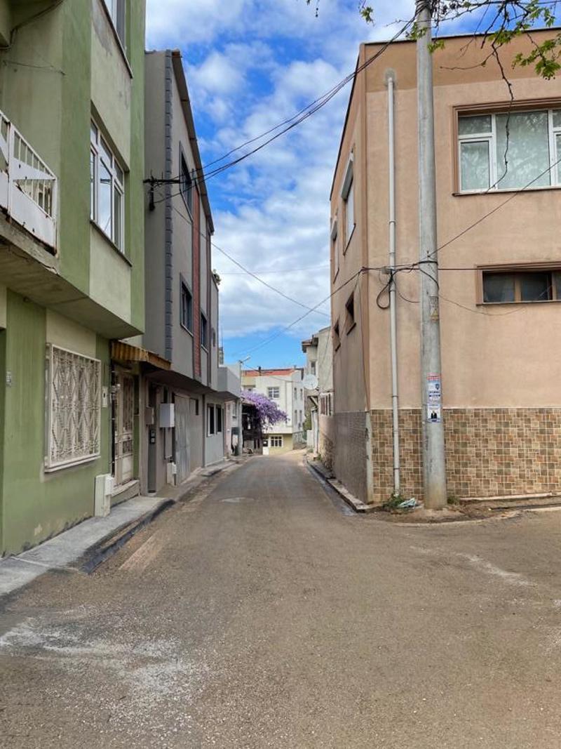 Resim 9. Yolun sonunda, sol tarafta, mor salkımlı bina, 25 ve 27 numaralı sokak kapıları olan ahşap bina, 7 Nisan 2024.