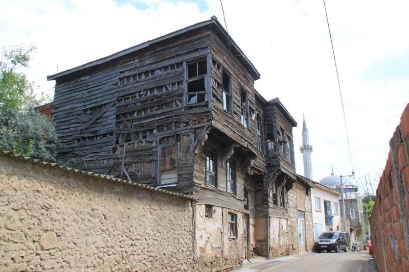 Resim 3. Kubbealtı Caddesi’nde ilerlerken üç katlı ahşap binanın diğer yan cephesi de görülebiliyor, 7 Nisan 2024.