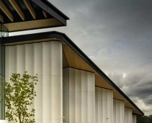 1-hcma_t╔Öm╔Ösew╠ôtx╩ÀACC_detail South entry plaza with scalloped white precast concrete piers_Credit Nic Lehoux