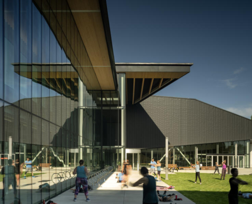 17-hcma_t╔Öm╔Ösew╠ôtx╩ÀACC_North Plaza with fitness programs_Credit Nic Lehoux