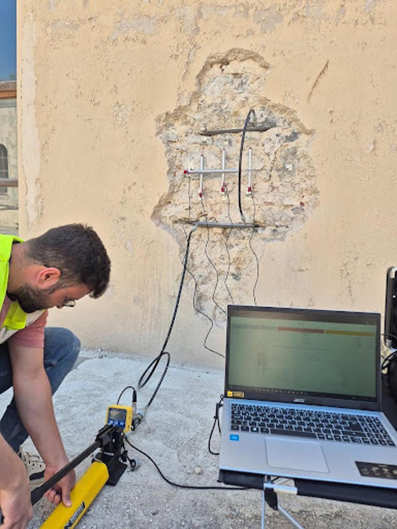 Resim 2. Tarihi bir yapının kagir duvarlarında flatjack testi, 2025 (Alaboz).