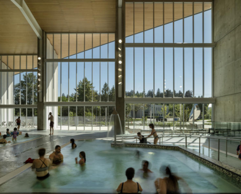 6-hcma_t╔Öm╔Ösew╠ôtx╩ÀACC_Detail_Social hot pool with ramp access and views to outdoors_Credit Nic Lehoux