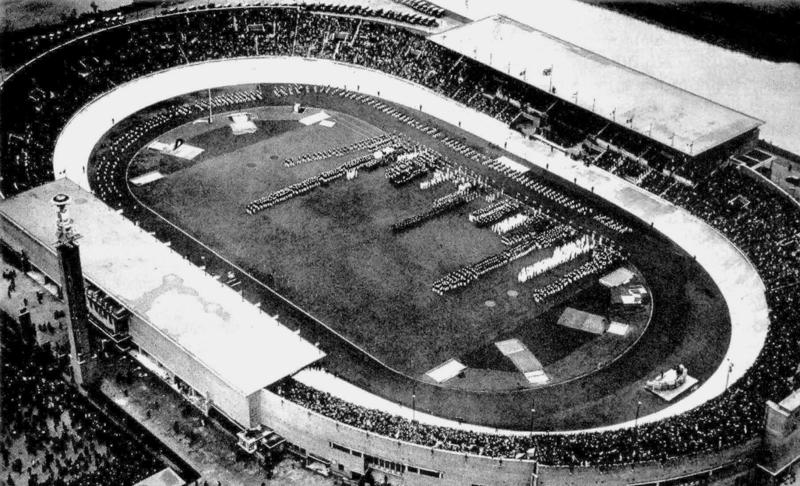 Resim 1. 1928 Yaz Olimpiyatları Açılış Töreni. Amsterdam Olympisch Stadion (Barney ve Bijkerk, 2005).Image 1. 1928 Summer Olympics Opening Ceremony. Amsterdam Olympisch Stadion (Barney and Bijkerk, 2005).