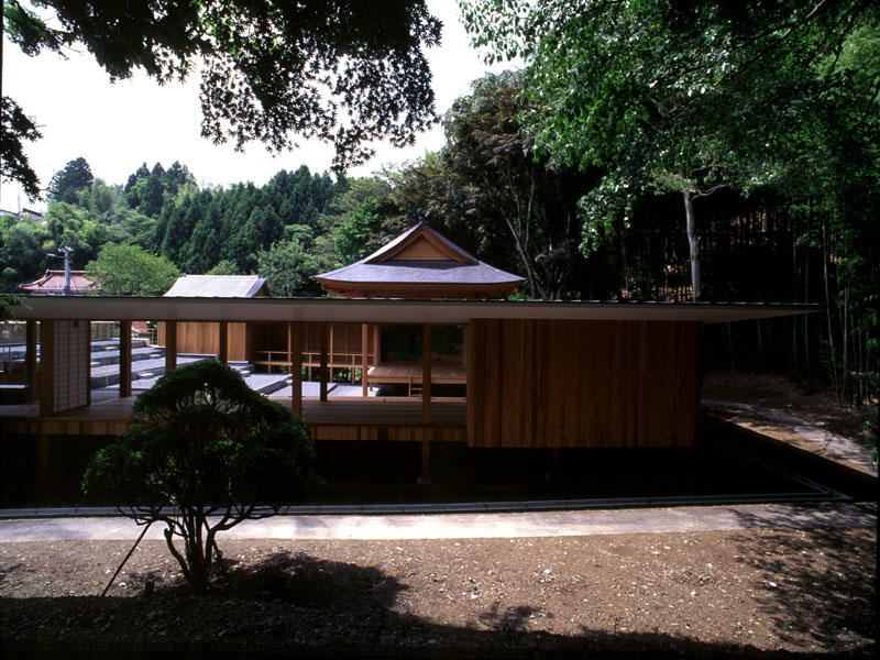 Resim 4. Ormandaki Noh Sahnesi’nde, Kengo Kuma (Fotoğraf: Mitsumasa Fujitsuka).Image 4. Noh Stage in the Forest, Kengo Kuma (Photo: Mitsumasa Fujitsuka).